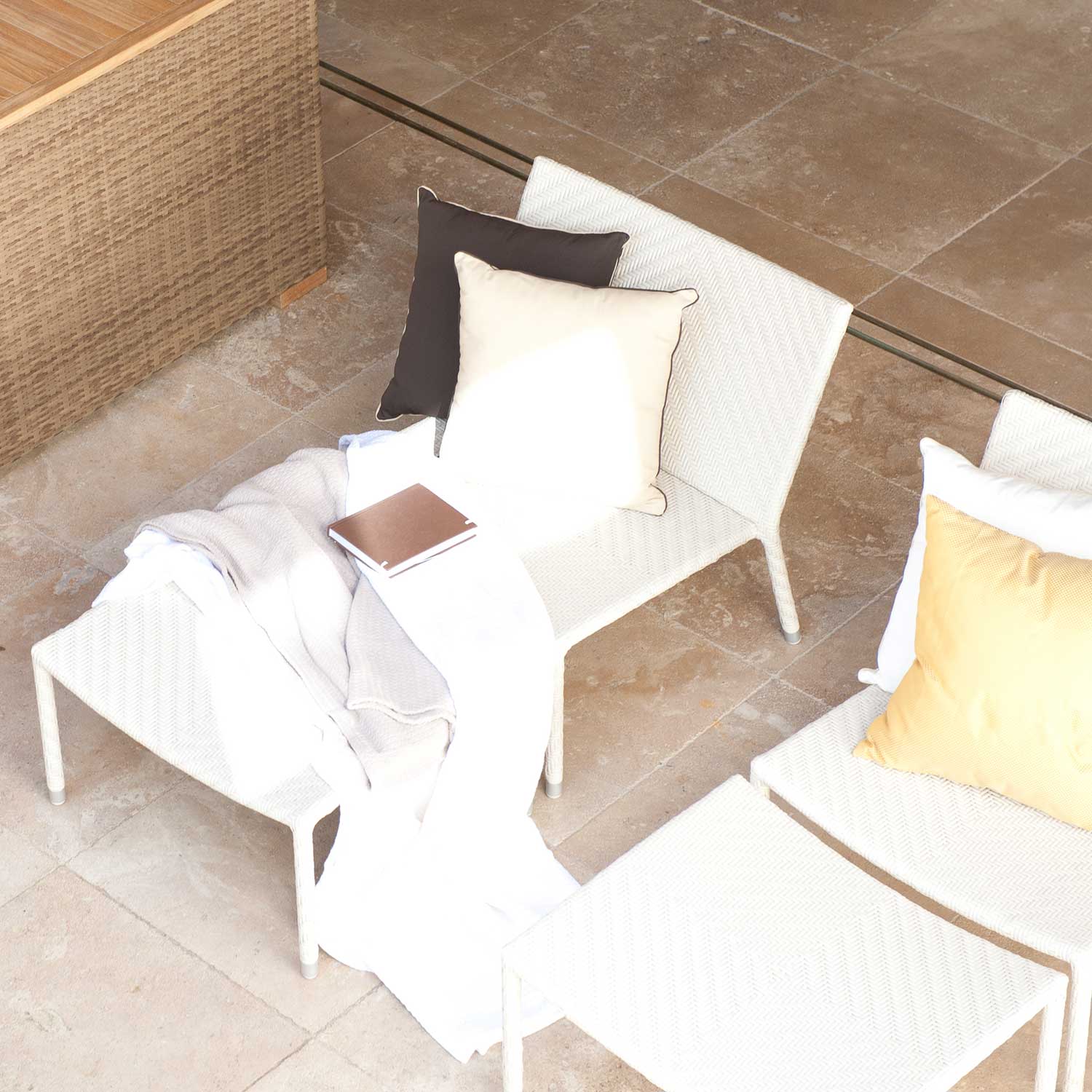 Motu Outdoor Ottoman White PL11